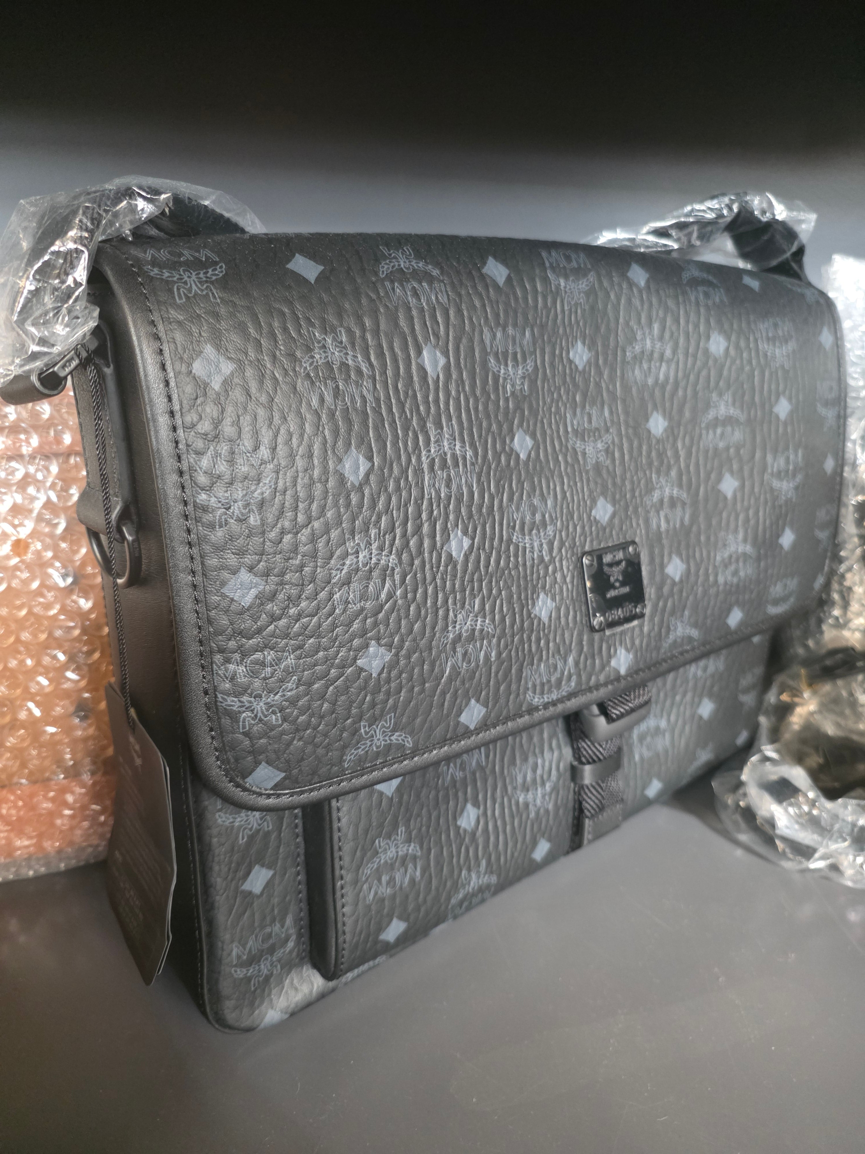 MCM Messenger Medium SCHWARZ Monogram
