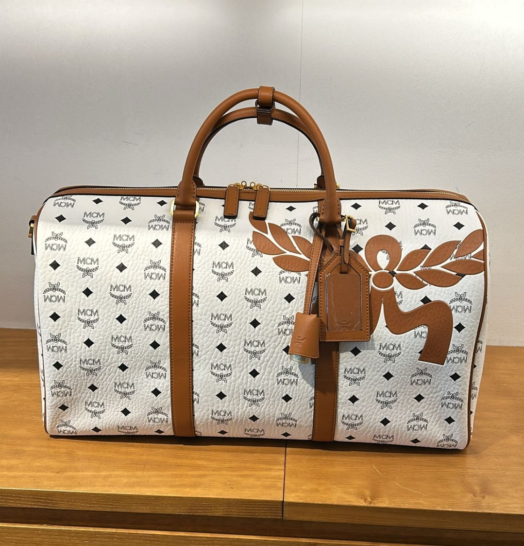 MCM Weekender Weiß Logo